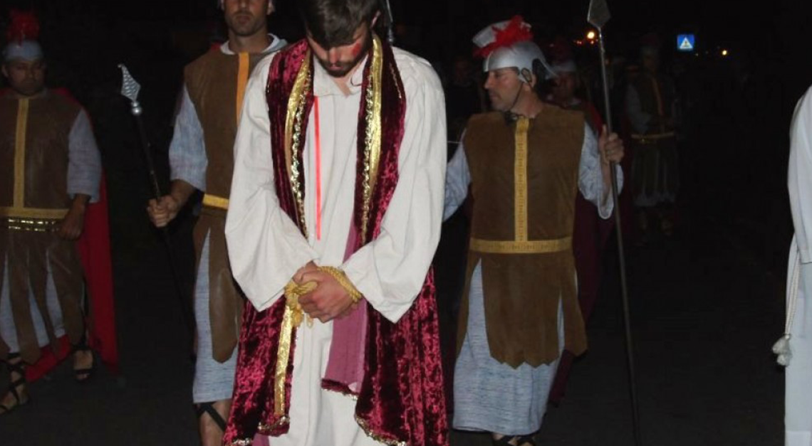 O calvário de Jesus na recriação da Via Sacra em Prado